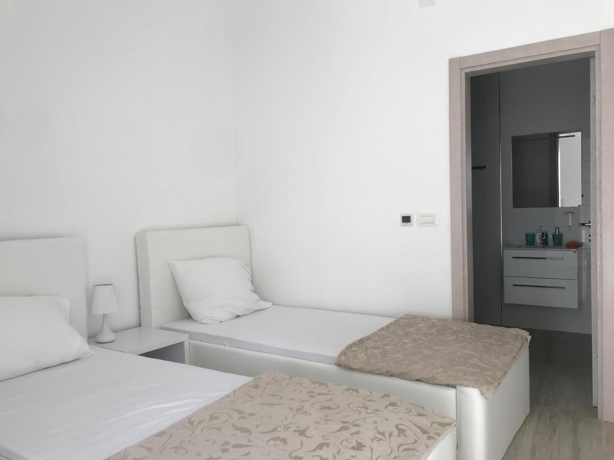 First Line Of The Sea 1 Apartment Dobra Voda Luaran gambar