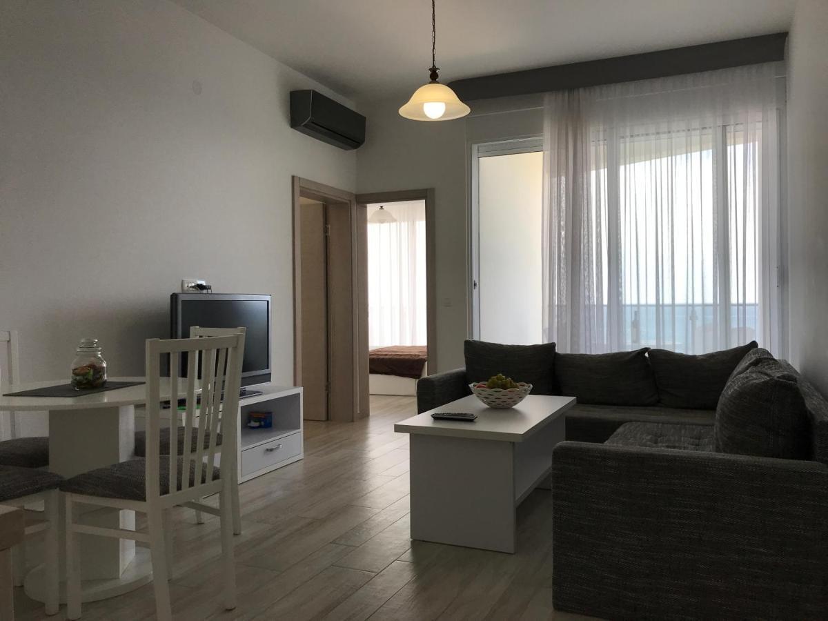 First Line Of The Sea 1 Apartment Dobra Voda Luaran gambar