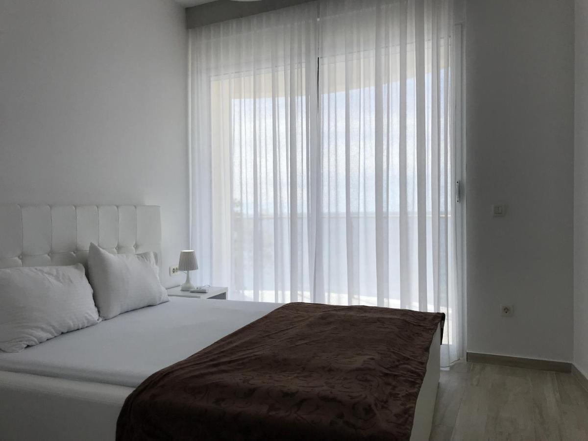 First Line Of The Sea 1 Apartment Dobra Voda Luaran gambar