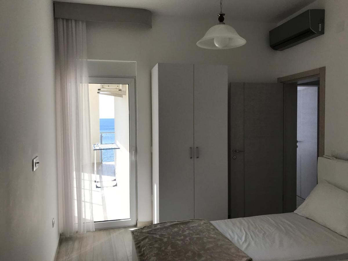 First Line Of The Sea 1 Apartment Dobra Voda Luaran gambar