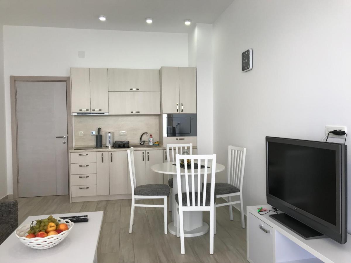 First Line Of The Sea 1 Apartment Dobra Voda Luaran gambar