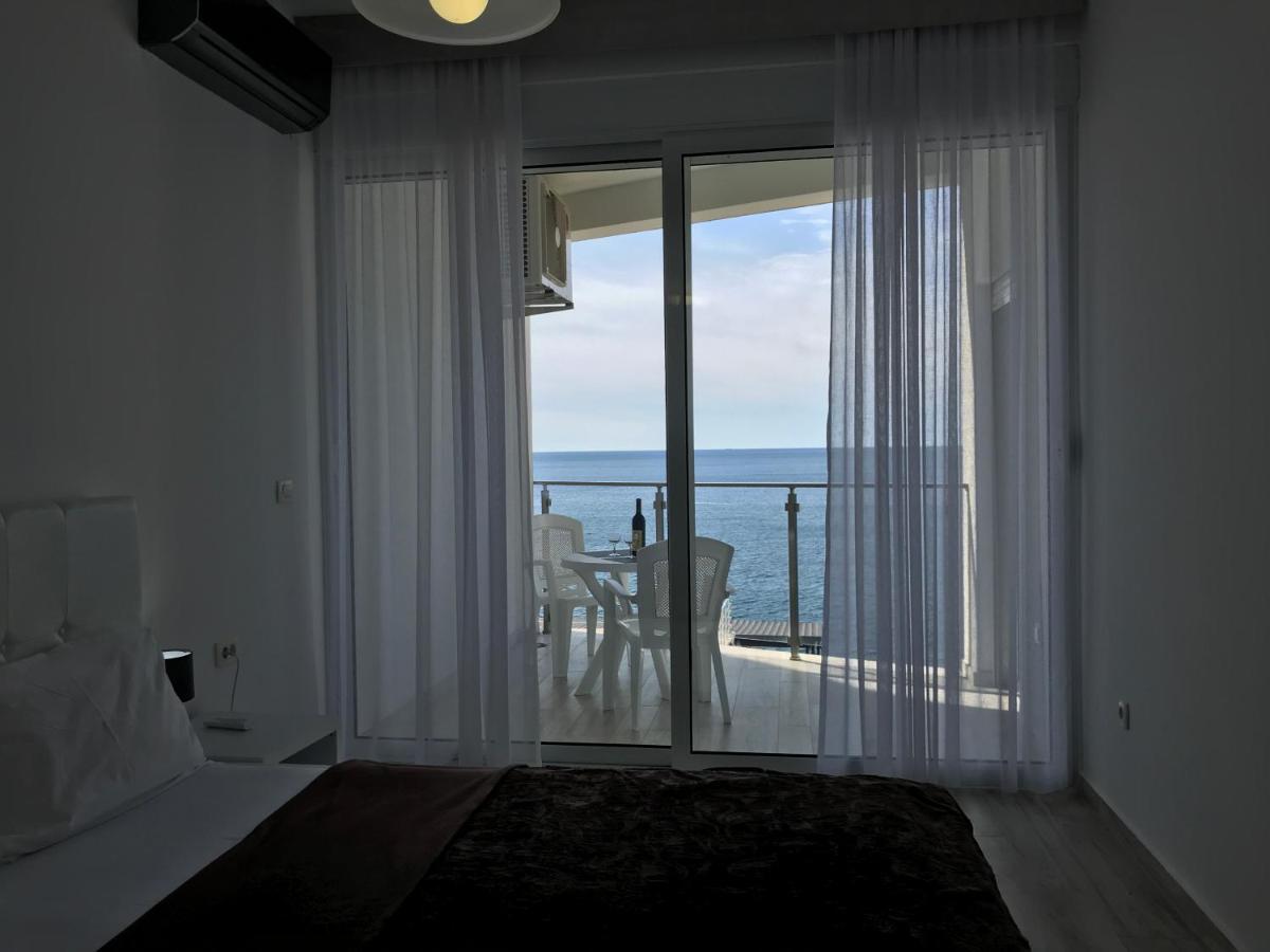 First Line Of The Sea 1 Apartment Dobra Voda Luaran gambar