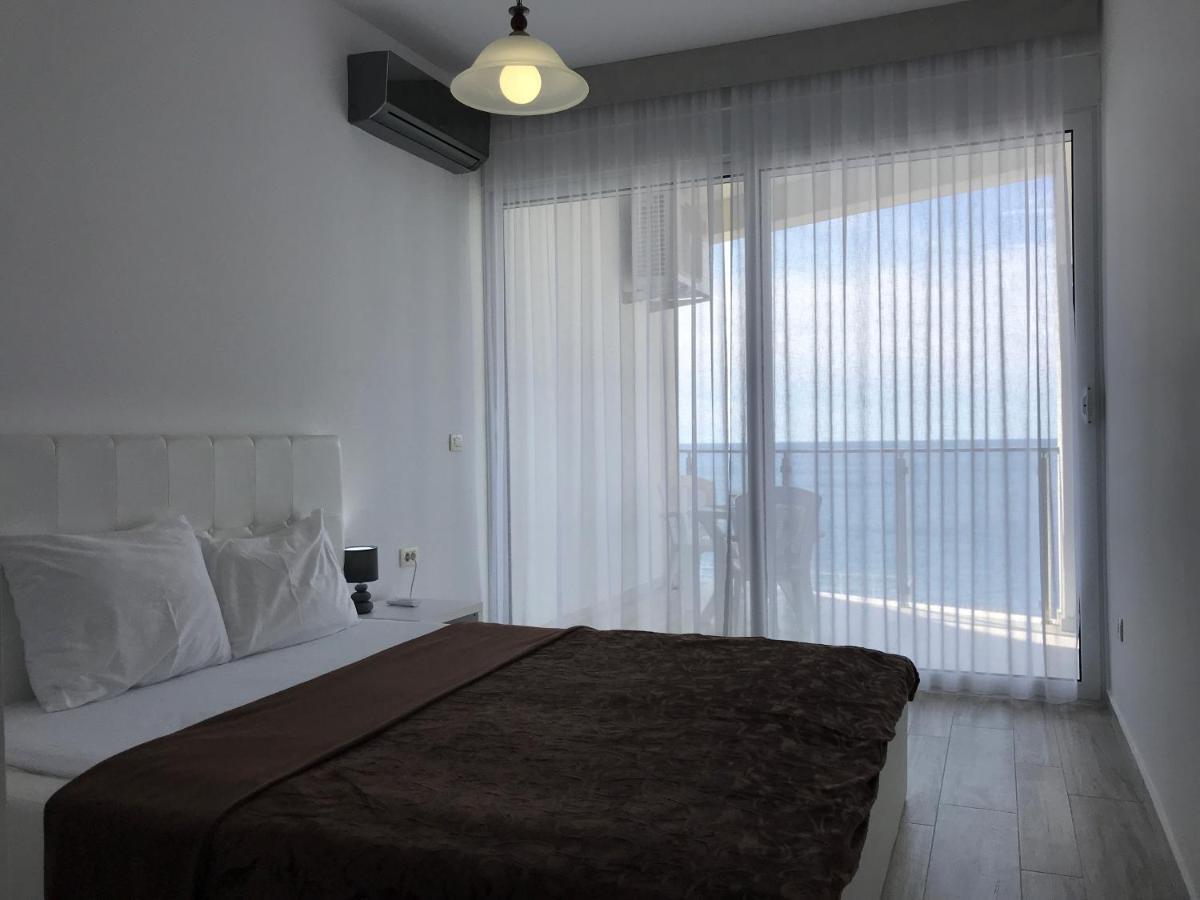 First Line Of The Sea 1 Apartment Dobra Voda Luaran gambar